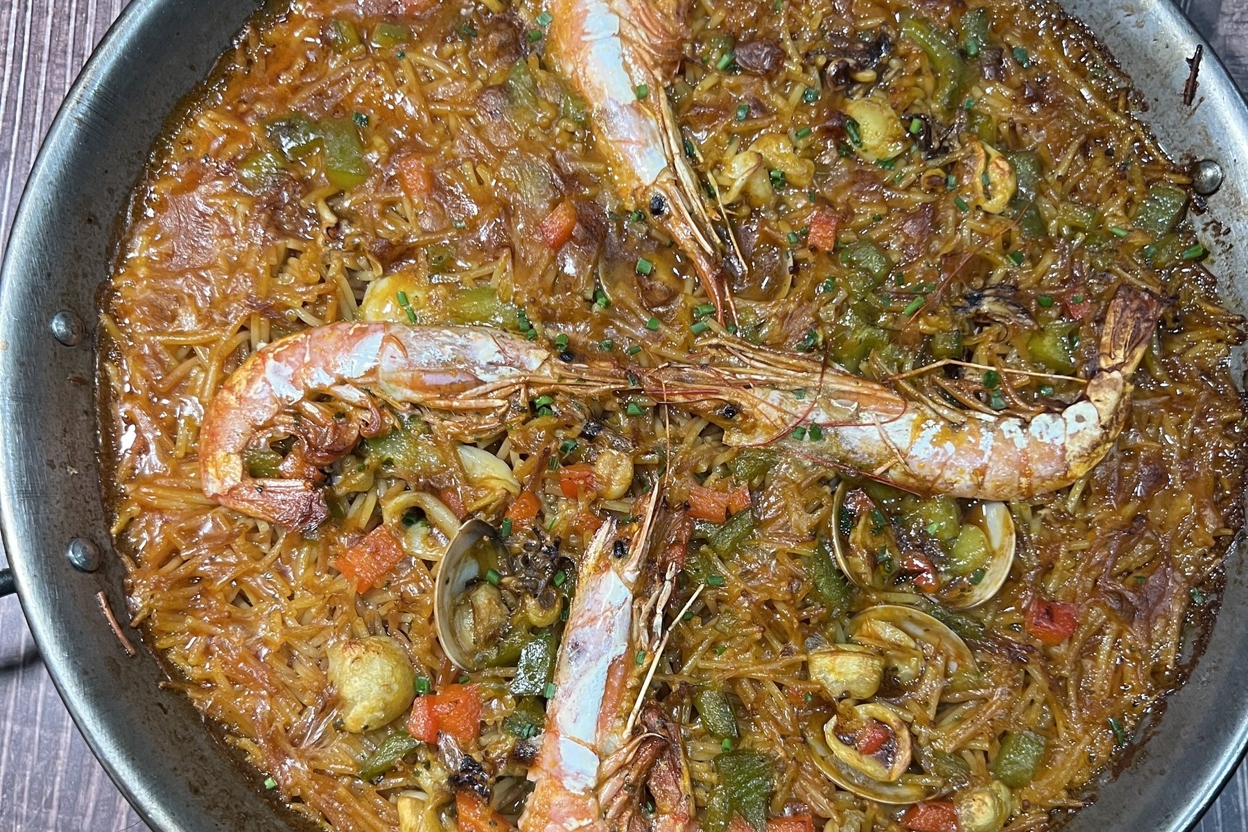 Plato de arroz con marisco servido en Charlie Restaurante