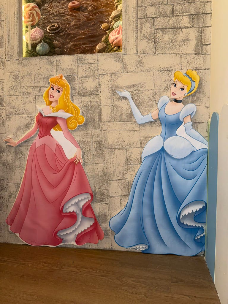 Figuras de Aurora y Cenicienta en la decoración de un cumpleaños en Charlie Barcelona