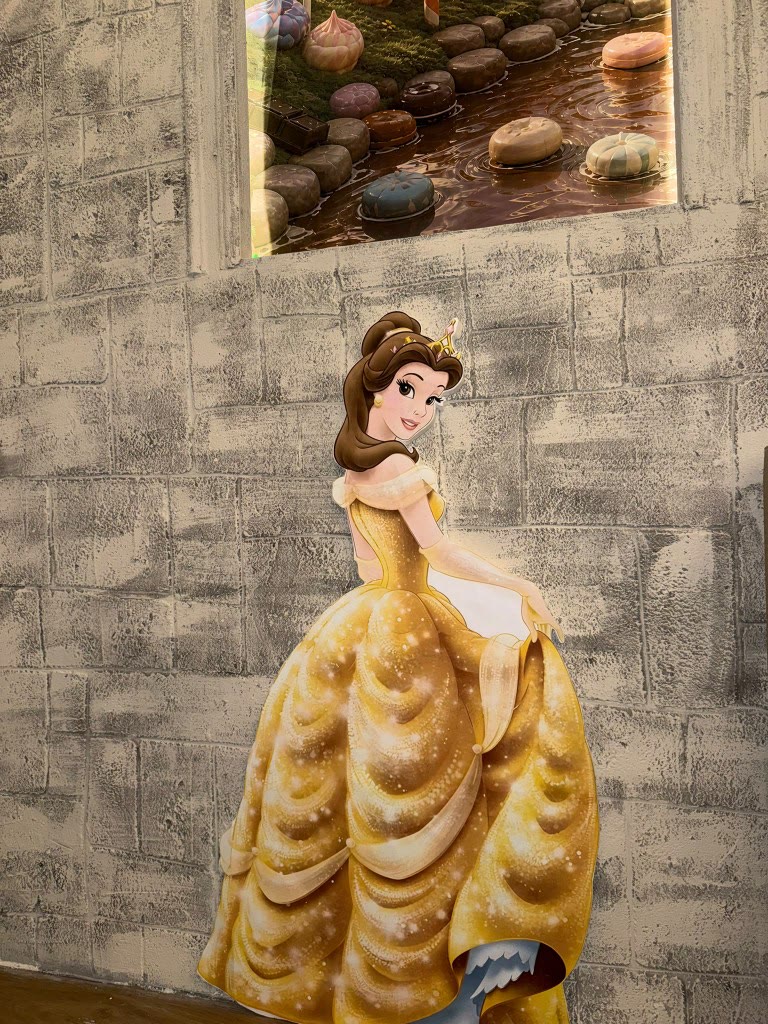 Figura de Bella en la decoración de un cumpleaños infantil en Charlie Barcelona