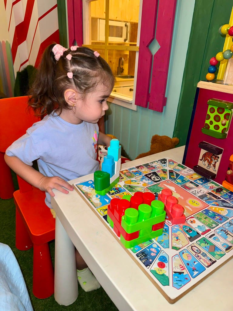 Niña jugando con bloques de construcción en un cumpleaños en Charlie Restaurante, Barcelona