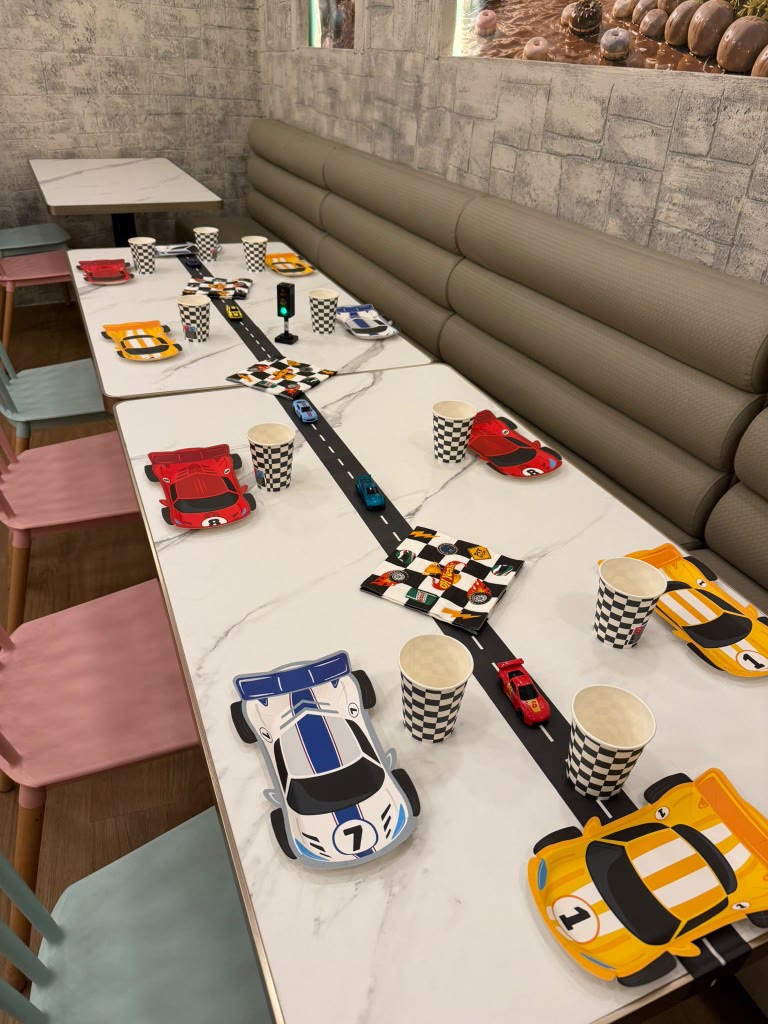 Platos y vasos de coches en un cumpleaños infantil celebrado en Charlie Restaurante, Barcelona