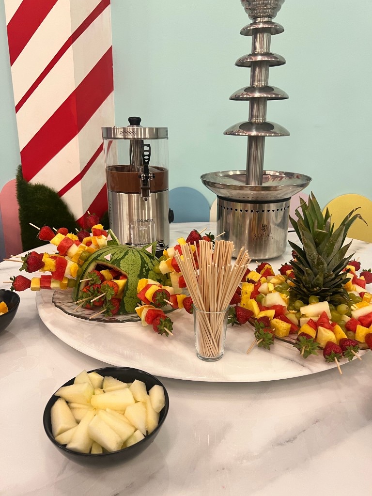 Mesa de chuches y fuente de chocolate en un cumpleaños en Charlie