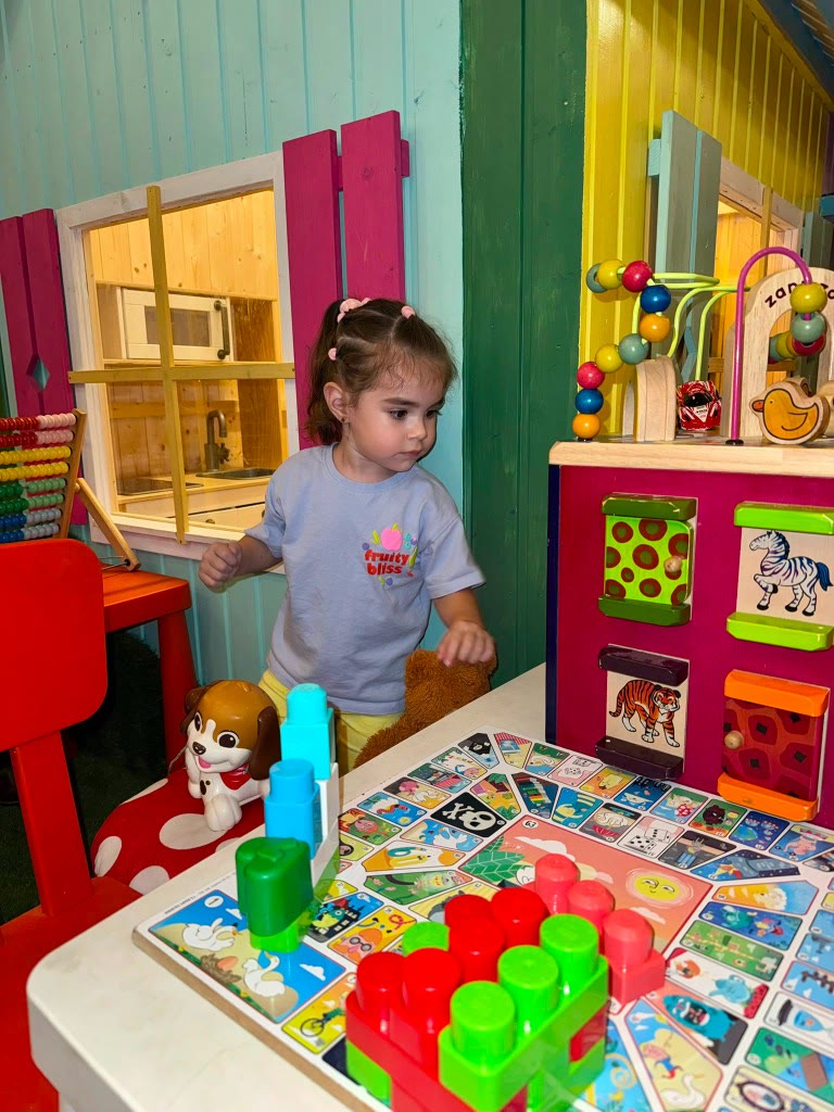 Zona de juegos con casita de colores durante un cumpleaños en Charlie Restaurante, Barcelona