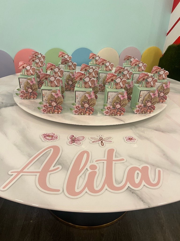 Mesa de cumpleaños preparada en Charlie