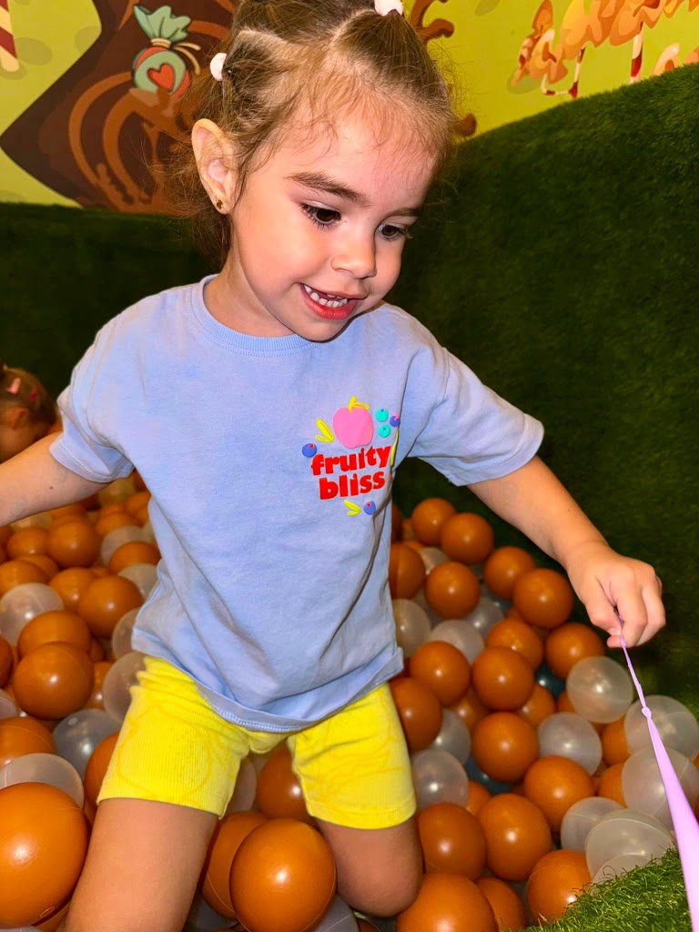Niña en la piscina de bolas durante un cumpleaños infantil en Charlie Restaurante, Barcelona