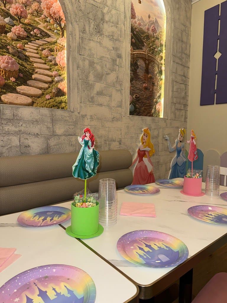 Centros de mesa de princesas y platos de castillo en un cumpleaños en Charlie Barcelona