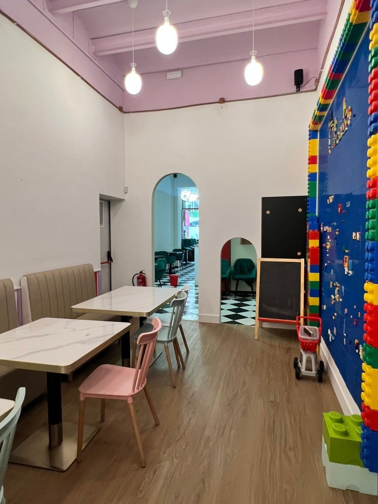Comedor de Charlie junto a la pared de construcciones y un arco infantil
