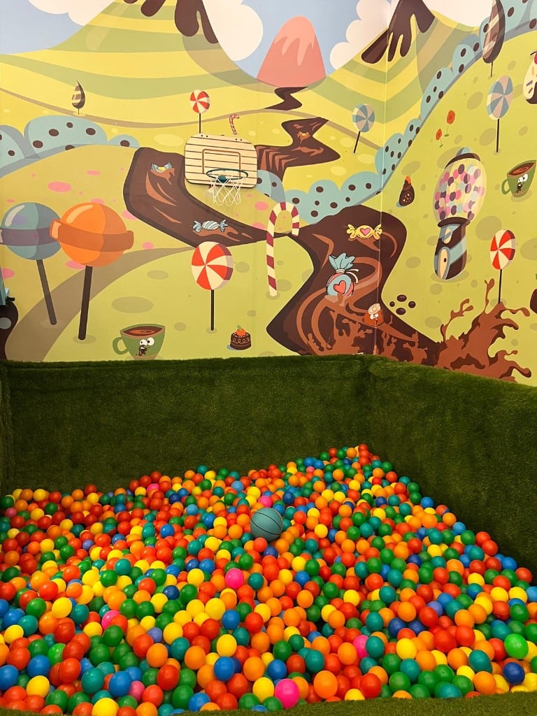 Piscina de bolas y mural de Charlie Restaurante Barcelona