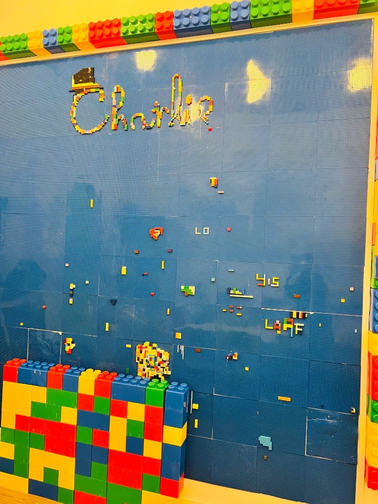 Pared de construcciones con el nombre Charlie en la zona de juegos